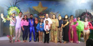Se funden en Puerto Morelos alegria, color y tradición en presentación de los soberanos del Carnaval 2024
