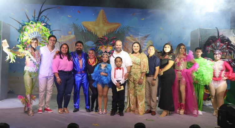 Se funden en Puerto Morelos alegria, color y tradición en presentación de los soberanos del Carnaval 2024
