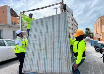 Gran participación de la colonia Ampliación La Gloria en la Jornada de Descacharrización en Isla Mujeres