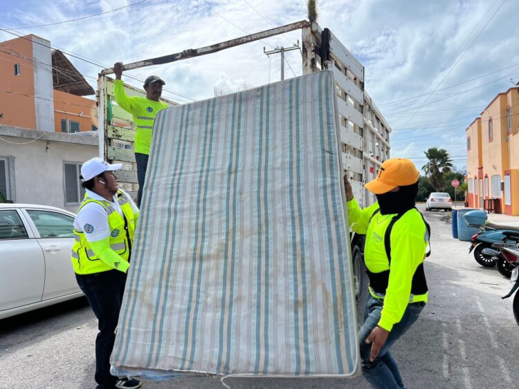 Gran participación de la colonia Ampliación La Gloria en la Jornada de Descacharrización en Isla Mujeres