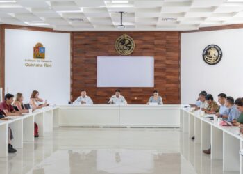 Aprueban propuesta para que Playa del Carmen adquiera autobuses y dote a los universitarios de transporte