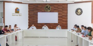 Aprueban propuesta para que Playa del Carmen adquiera autobuses y dote a los universitarios de transporte
