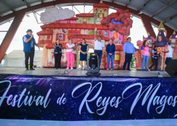 Festejan a los reyes del hogar en Puerto Aventuras