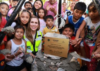 Atenea Gómez coloca la primera piedra del parque La Victoria en zona continental de Isla Mujeres