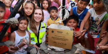 Atenea Gómez coloca la primera piedra del parque La Victoria en zona continental de Isla Mujeres