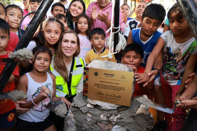 Atenea Gómez coloca la primera piedra del parque La Victoria en zona continental de Isla Mujeres