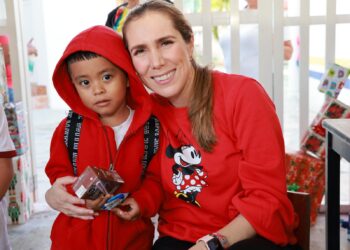 Atenea Gómez supervisa programas educativos destinados al bienestar en Isla Mujeres