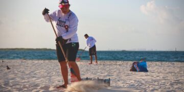 Gobierno Atenea Gómez fortalece limpieza permanente de playas en Isla Mujeres