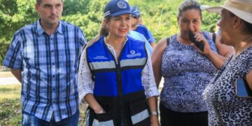 Lili Campos constata avances en renovación de parque y domo