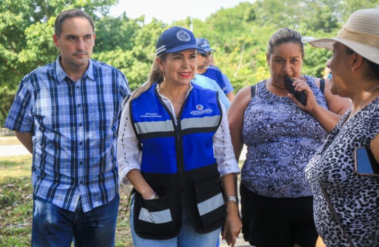 Lili Campos constata avances en renovación de parque y domo