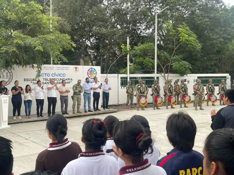 Promueven valores cívicos en estudiantes de la comunidad Cristo Rey en Playa del Carmen