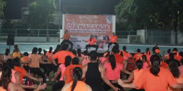 Realizan con éxito mega clase “Día Naranja: Bailando contra la violencia” en Playa del Carmen