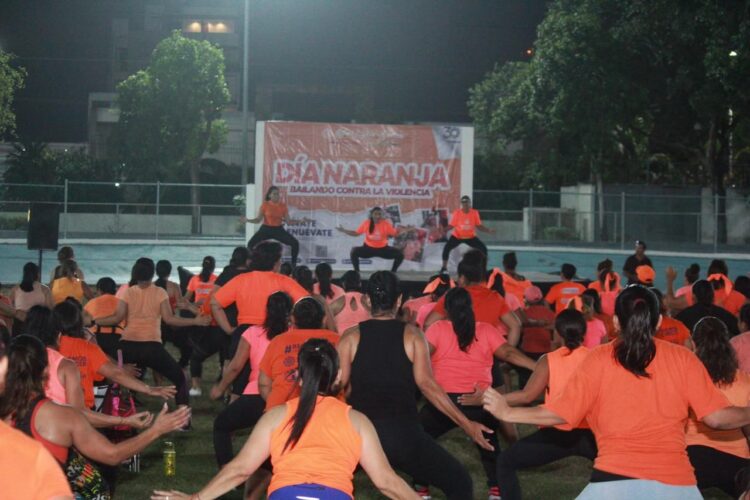 Realizan con éxito mega clase “Día Naranja: Bailando contra la violencia” en Playa del Carmen