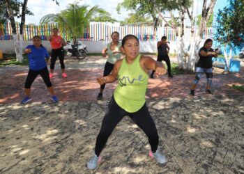 Fomenta gobierno de Isla Mujeres actividad física de mujeres con clases gratuitas de zumba
