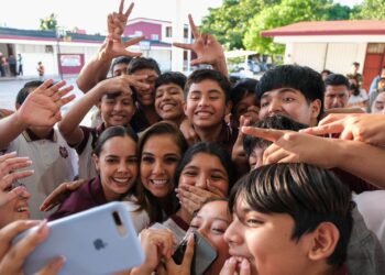 Mara Lezama cumple con domo a estudiantes de la secundaria técnica No. 31 en Cancún