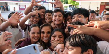 Mara Lezama cumple con domo a estudiantes de la secundaria técnica No. 31 en Cancún