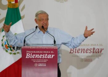 AMLO se compromete a enviar reformas sobre pensiones y salario mínimo