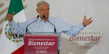 AMLO se compromete a enviar reformas sobre pensiones y salario mínimo