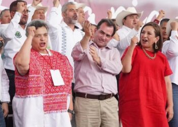 Beatriz Paredes reaparece tras perder elección interna de Va por México; se sube a la campaña de Xóchitl Gálvez