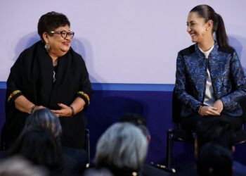 Propone Sheinbaum a Godoy participar en encuesta para Senado