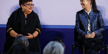 Propone Sheinbaum a Godoy participar en encuesta para Senado