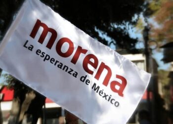 Abre Morena convocatoria a cursos obligatorios para aspirantes a legisladores El Instituto Nacional de Formación Política de Morena abrió sus convocatorias para los cursos que, de manera obligatoria, deberán tomar quienes sean postulados a alguna diputación o para ser presidentes municipales. Con ello, el partido guinda prevé arrancar con los cursos en febrero, cuando queden definidas la mayoría de las candidaturas. Al cierre del periodo de registro de inscripción el mes pasado, 98 mil 167 personas se apuntaron como aspirantes para ser candidatos al Senado, a la Cámara de Diputados, a las legislaturas locales, presidencias municipales o para buscar una regiduría o concejalía. Fueron 15 mil 937 los que se registraron para un espacio en alguna de las dos cámaras del Congreso de la Unión, así como 14 mil 339 los que buscarán las candidaturas para presidencias municipales. En tanto, 16 mil 809 buscan ser diputados locales, y el resto aspira a ser síndico, regidor o concejal. Uno de los requisitos establecidos por Morena en sus convocatorias fue la obligación de acreditar o estar inscritos en sus cursos de formación política. A través de ellos, los aspirantes deberán tener sesiones con temas desde resolución de conflictos, hasta la posrevolución, la historia y principios ideológicos del neoliberalismo, y la transformación ética de las instituciones. De igual forma, el curso busca que conozcan el proyecto general de transformación iniciado por el partido guinda, así como el plan de Desarrollo planteado por instituto político. Al sumar en sus procesos internos a quienes no son formalmente militantes morenistas, o incluso provienen de otras fuerzas políticas, el instituto de formación del partido planteó un programa “intensivo”, y para lo cual diseñó clases virtuales, presenciales y “lecciones” que deben acreditar los aspirantes.