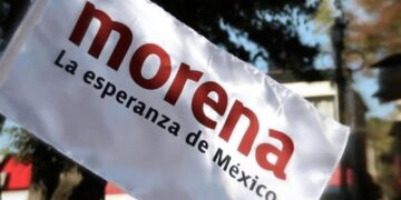 Abre Morena convocatoria a cursos obligatorios para aspirantes a legisladores El Instituto Nacional de Formación Política de Morena abrió sus convocatorias para los cursos que, de manera obligatoria, deberán tomar quienes sean postulados a alguna diputación o para ser presidentes municipales. Con ello, el partido guinda prevé arrancar con los cursos en febrero, cuando queden definidas la mayoría de las candidaturas. Al cierre del periodo de registro de inscripción el mes pasado, 98 mil 167 personas se apuntaron como aspirantes para ser candidatos al Senado, a la Cámara de Diputados, a las legislaturas locales, presidencias municipales o para buscar una regiduría o concejalía. Fueron 15 mil 937 los que se registraron para un espacio en alguna de las dos cámaras del Congreso de la Unión, así como 14 mil 339 los que buscarán las candidaturas para presidencias municipales. En tanto, 16 mil 809 buscan ser diputados locales, y el resto aspira a ser síndico, regidor o concejal. Uno de los requisitos establecidos por Morena en sus convocatorias fue la obligación de acreditar o estar inscritos en sus cursos de formación política. A través de ellos, los aspirantes deberán tener sesiones con temas desde resolución de conflictos, hasta la posrevolución, la historia y principios ideológicos del neoliberalismo, y la transformación ética de las instituciones. De igual forma, el curso busca que conozcan el proyecto general de transformación iniciado por el partido guinda, así como el plan de Desarrollo planteado por instituto político. Al sumar en sus procesos internos a quienes no son formalmente militantes morenistas, o incluso provienen de otras fuerzas políticas, el instituto de formación del partido planteó un programa “intensivo”, y para lo cual diseñó clases virtuales, presenciales y “lecciones” que deben acreditar los aspirantes.