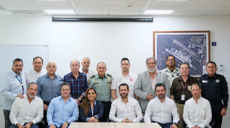 Mara Lezama instala mesas de trabajo para mejorar eficacia en aeropuerto de Cancún