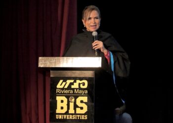 Lili Campos motiva a graduados de la Universidad Tecnológica de la Riviera Maya