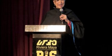 Lili Campos motiva a graduados de la Universidad Tecnológica de la Riviera Maya