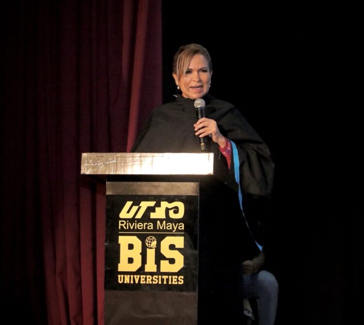 Lili Campos motiva a graduados de la Universidad Tecnológica de la Riviera Maya