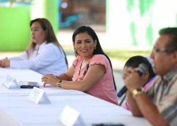 Entrega gobierno de Puerto Morelos becas escolares a estudiantes de Leona Vicario