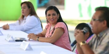 Entrega gobierno de Puerto Morelos becas escolares a estudiantes de Leona Vicario