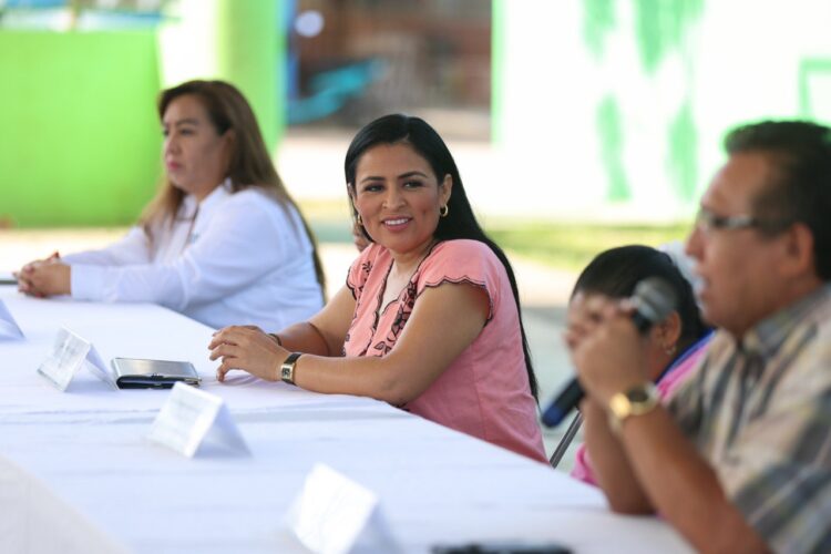 Entrega gobierno de Puerto Morelos becas escolares a estudiantes de Leona Vicario
