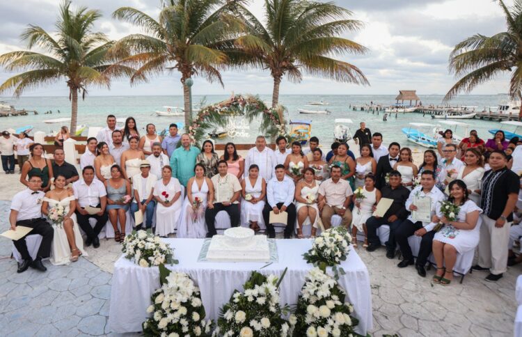Contraen matrimonio 20 parejas de Puerto Morelos durante Bodas Colectivas