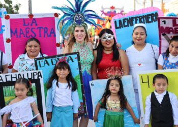 Encabeza Atenea Gómez primer recorrido del Carnaval Fantasía Tropical en Zona Continental