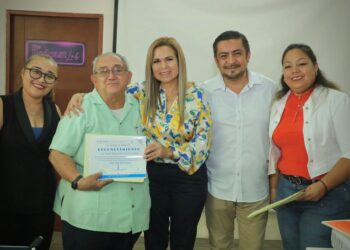Reconoce Lili Campos a odontólogos de Solidaridad