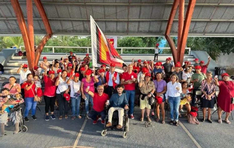 Hugo Alday entrega registros de afiliación al Partido del Trabajo en Cancún