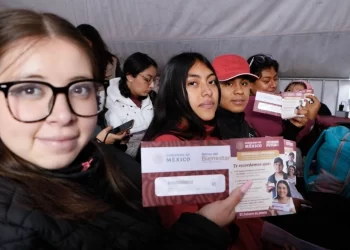 Reformas, para mantener apoyo a jóvenes y productores del campo: AMLO