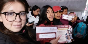 Reformas, para mantener apoyo a jóvenes y productores del campo: AMLO