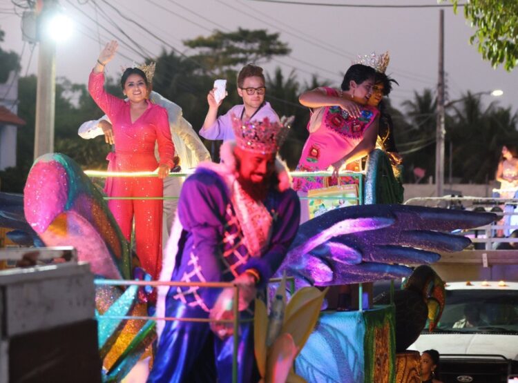 Multitudinaria noche de Carnaval de Puerto Morelos con presentación de la original Banda Limón