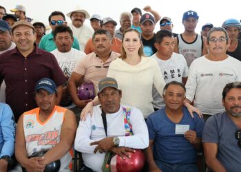 Entrega gobierno de Isla Mujeres apoyos alimentarios del Programa Familia Pescadora