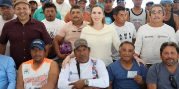 Entrega gobierno de Isla Mujeres apoyos alimentarios del Programa Familia Pescadora