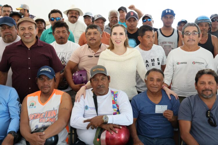 Entrega gobierno de Isla Mujeres apoyos alimentarios del Programa Familia Pescadora