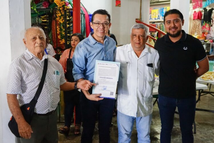 Entregan concesiones del mercado “Diana Laura Riojas”