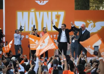 Álvarez Máynez se registra ante INE como candidato presidencial de MC