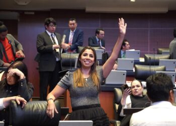 Aprueba Marybel Villegas la Ley Silla para acabar con condición de trabajar todo el día de pie