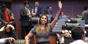 Aprueba Marybel Villegas la Ley Silla para acabar con condición de trabajar todo el día de pie