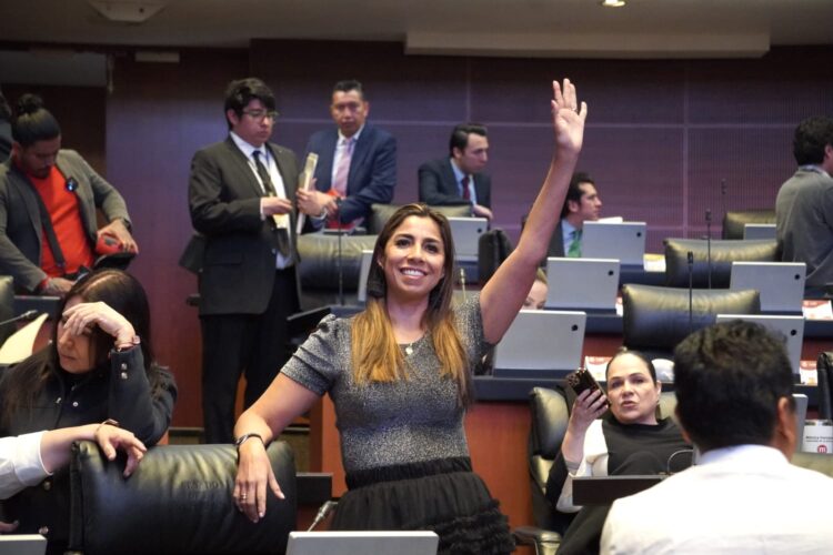 Aprueba Marybel Villegas la Ley Silla para acabar con condición de trabajar todo el día de pie