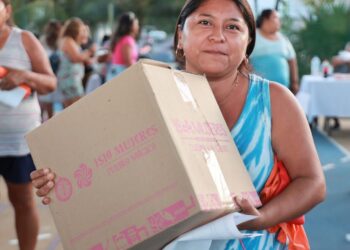 Anuncia gobierno de Isla Mujeres primera lista de beneficiarias del programa Isleña de Corazón